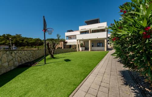 Κήπος έξω από το 2 Bedroom Amazing Apartment In Povljana