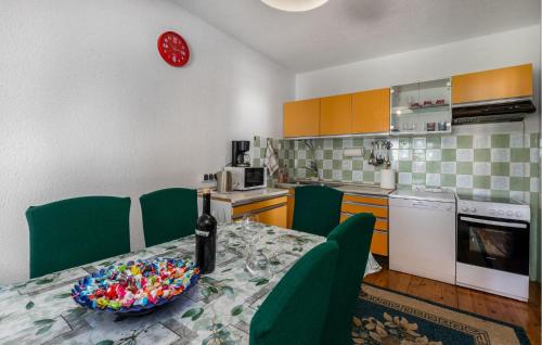 Kuchyň nebo kuchyňský kout v ubytování Gorgeous Apartment In Jadranovo