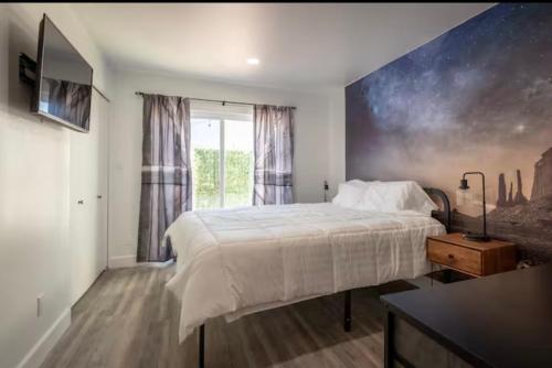 Una cama o camas en una habitación de Western Themed Old Town Scottsdale Condo with King Bed and Community Pool