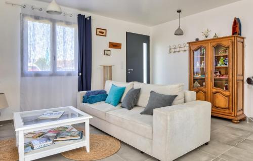 un salon avec un canapé blanc et une table dans l'établissement Maison Proche Mer, à Saint-Valery-en-Caux