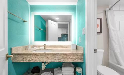 ein Badezimmer mit Waschbecken und Spiegel in der Unterkunft Grande Cayman 1BR Penthouse Patio Oceanfront Views in Myrtle Beach