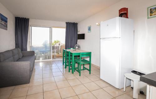 - un salon avec une table verte et un réfrigérateur dans l'établissement Pet Friendly Apartment In Cervione, à Cervione