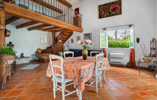 une salle à manger avec une table et des chaises dans l'établissement Cozy Home In Mouans-Sartoux, à Mouans-Sartoux