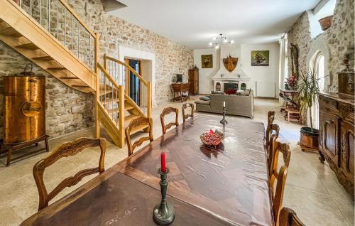 une salle à manger avec une table et un salon dans l'établissement Maison Piscine Proche Arles, à Tarascon