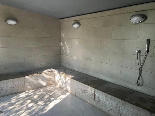 y baño con ducha. en Cartagena Serena del mar Morros IO, en Cartagena de Indias