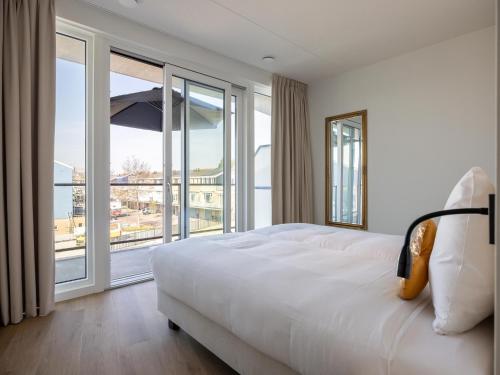 Ένα ή περισσότερα κρεβάτια σε δωμάτιο στο Apartment in Kortgene with Harbor Views