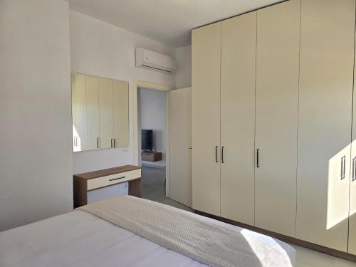 Ένα ή περισσότερα κρεβάτια σε δωμάτιο στο Apartment in Gjiri Lalzit near Elements Beach