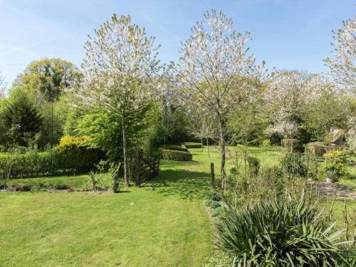Ein Garten an der Unterkunft Well-equipped mobile home with garden in Normandy
