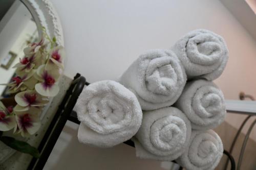 une pile de serviettes assises sur une table à côté d'un miroir dans l'établissement Casa Colibri Teques, à Tequesquitengo