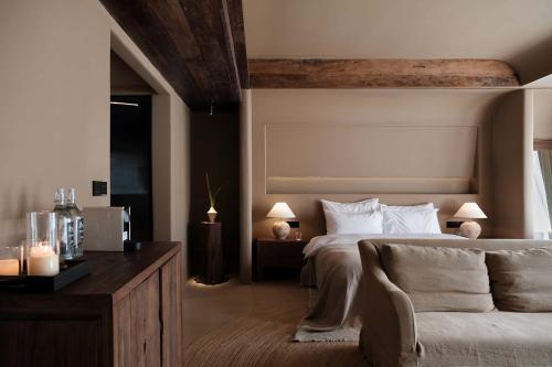 a bedroom with a bed and a couch in it at Dali Warm Dwellingt Hotel in Dali Ancient Town