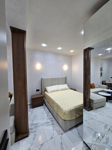 タンジェにあるCasa Barcelona luxury apartmentsのベッドとリビングルームのある寝室