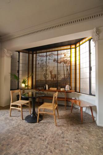 a room with a table and chairs and a window at Livin Condesa in Mexico City