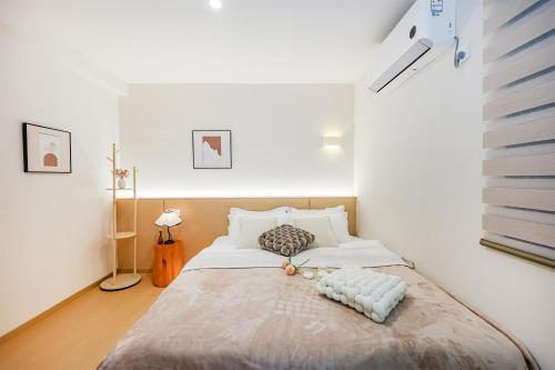 Baihong Riverview aparment-Chongqing Jiefangbeiにあるベッド