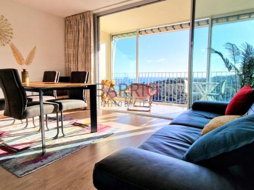 un salon avec un canapé et une table dans l'établissement Appartement T2 à Banyuls-sur-Mer, Loggia et Parking - FR-1-309-519, à Banyuls-sur-Mer