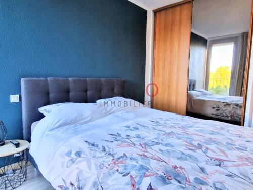 a bedroom with a large bed and a mirror at Appartement T2 à Banyuls-sur-Mer, Loggia et Parking - FR-1-309-519 in Banyuls-sur-Mer