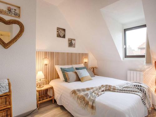une chambre avec un grand lit blanc et une fenêtre dans l'établissement Cottage cosy avec jardin à Cabourg - FR-1-788-76, à Cabourg