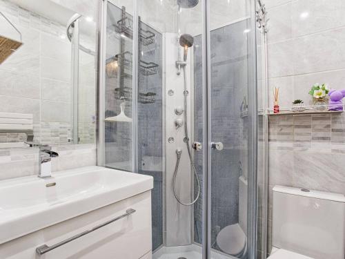 une salle de bain avec une douche, un lavabo et des toilettes dans l'établissement Cottage cosy avec jardin à Cabourg - FR-1-788-76, à Cabourg