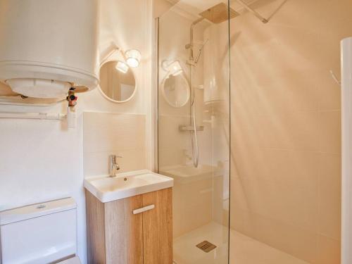 une salle de bain avec un lavabo et une douche dans l'établissement Charmant deux pièces rénové avec balcon et parking à Cabourg - FR-1-788-75, à Cabourg