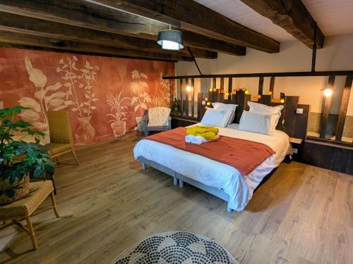 una camera da letto con un letto grande in una stanza di Évasion Bien-Être à Ray-sur-Saône - FR-1-583-389 a Ray-sur-Saône