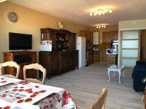 un salon avec une table et une cuisine dans l'établissement Appart 2 pièces avec parking et climatisation près de la plage - FR-1-225C-169, à Banyuls-sur-Mer