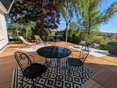 Photo de la galerie de l'établissement Élégante villa moderne à Vittel - FR-1-589-816, à Vittel