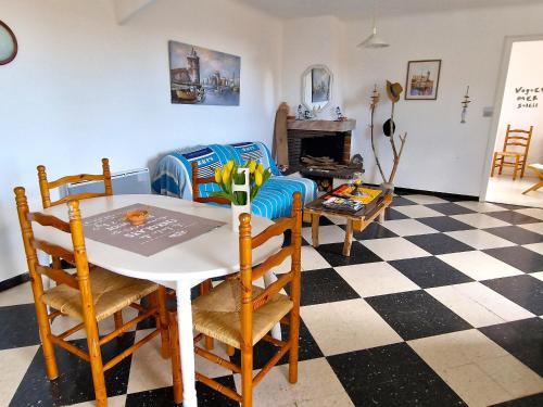 une salle à manger avec une table et des chaises dans l'établissement Appartement T3 pour 6 pers. avec parking à Banyuls-sur-Mer - FR-1-309-518, à Banyuls-sur-Mer