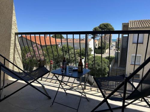 Grand appartement climatisé avec balcon et parking à Saint-Pierre-la-Mer - FR-1-229D-160