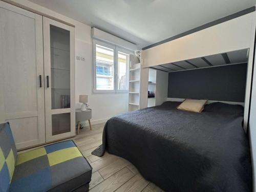 une chambre avec un grand lit et une fenêtre dans l'établissement Grand appartement climatisé avec balcon et parking à Saint-Pierre-la-Mer - FR-1-229D-160, à Fleury