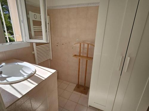 Koupelna v ubytování Villa familiale aux Issambres, piscine, animaux acceptés - FR-1-768-121