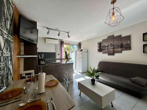 un salon avec une table et un canapé dans l'établissement Studio au calme avec terrasse et parking – Cap d'Agde - FR-1-249-438, au Cap d'Agde