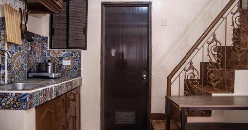 Η κουζίνα ή μικρή κουζίνα στο Townes Many Beds Home Near SM Lanang SMX Airport Samal Wharf
