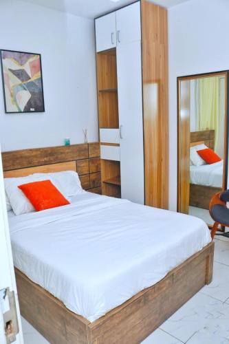 um quarto com uma cama e um espelho em Jay Homes em Lagos