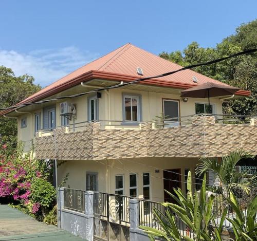 AgooにあるAgoos View Transient Homeの赤屋根の大家