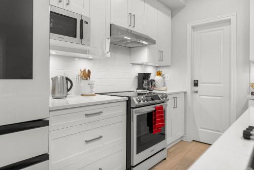 O bucătărie sau chicinetă la BLISS Modern Luxury 3BED Entire Townhome PLUS FREE Parking