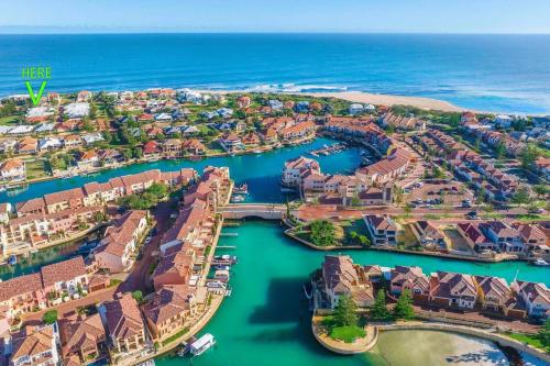 WannanupVenice on the beach的近海住宅区空中景观