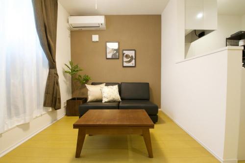 a living room with a couch and a coffee table at アイマーレ天空橋 in Tokyo