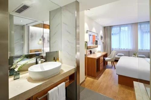 Voodi või voodid majutusasutuse Crystal Orange Hotel Shanghai Hongqiao Hub Railway Station toas