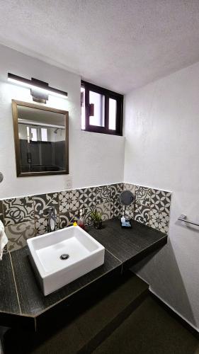 a bathroom with a sink and a mirror at S05 SUITE DOBLE CAMA MATRIMONIAL Premium Frente al TEC CEM con Cocineta WiFi Balcón Parking Terraza in Mexico City