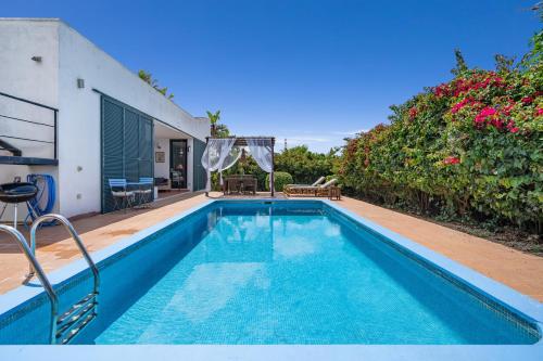 ein Swimmingpool im Hinterhof eines Hauses in der Unterkunft ANANA Binisafua in Binisafua