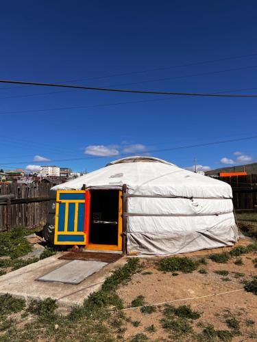 una yurta con una porta aperta in un campo di Mongolian traditional Ger a Erdenet