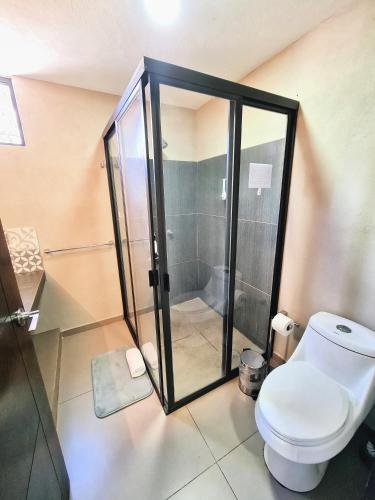 Koupelna v ubytování S09 DOBLE CAMA MATRIMONIAL Premium Suite Frente al TEC CEM con Cocineta WiFi Balcón Parking Terraza