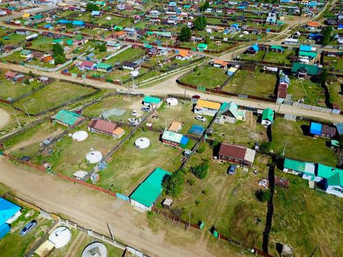 una vista aerea di un piccolo villaggio con case di Mongolian traditional Ger a Erdenet
