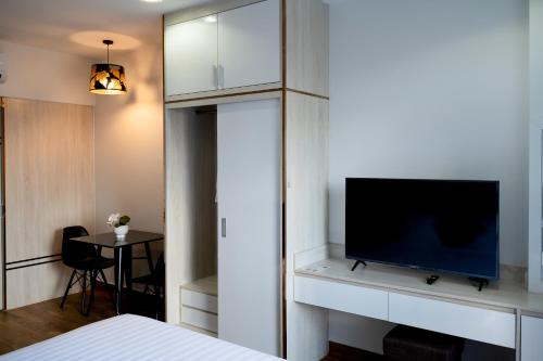 Amana Hotel & Residencesにあるテレビまたはエンターテインメントセンター