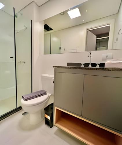 a bathroom with a toilet and a shower and a sink at Fantastico, Studio Condo Club in Curitiba