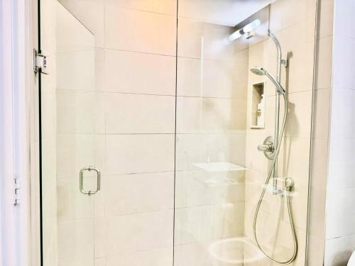 ein Badezimmer mit Dusche mit Glastür in der Unterkunft Luxury Lake and CN Tower View 1 plus 1 in Toronto