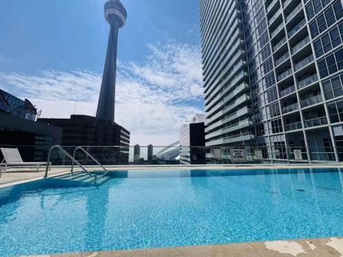 ein großer Pool mit Turm im Hintergrund in der Unterkunft Luxury Lake and CN Tower View 1 plus 1 in Toronto