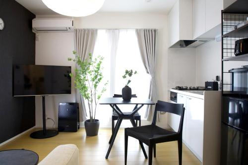 a small kitchen with a table and a window at アイマーレ天空橋 in Tokyo