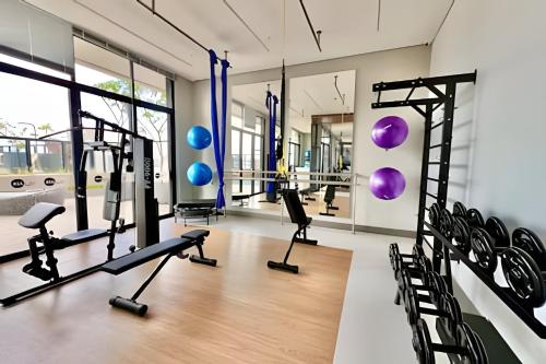 a gym with treadmills and elliptical machines at VISlUMBRE, no Centro da Cidade c/ Ar Condicionado in Curitiba