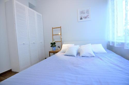ソポトにあるVictus Apartamenty, Apartament Askjaの白いベッド(白い枕付)が備わるベッドルームです。