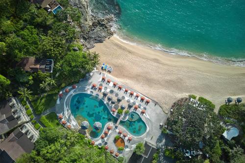 チョンモンビーチにあるGarrya Tongsai Bay Samuiのビーチ横のスイミングプールのオーバーヘッドビュー